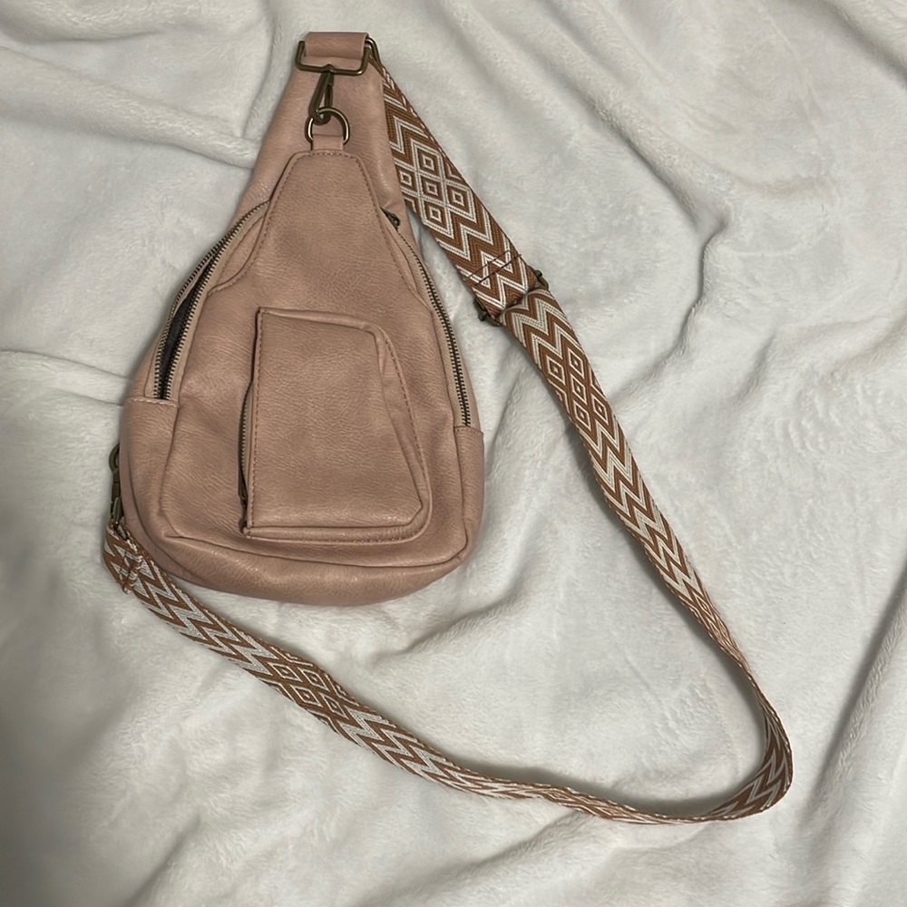Cute over the shoulder handbag, perfect for everyday wear. Never worn